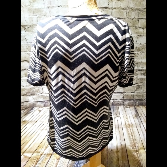 🎯Chevron Print Blouse🎯 - Picture 2 of 4